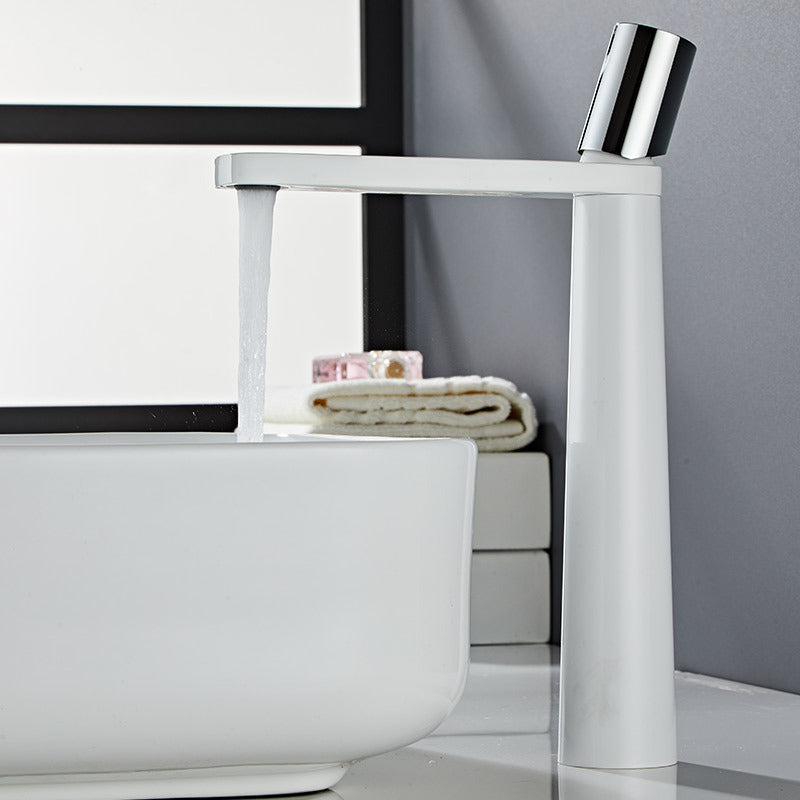 Robinets pour lavabo et salle de bain pour se laver les mains et le visage