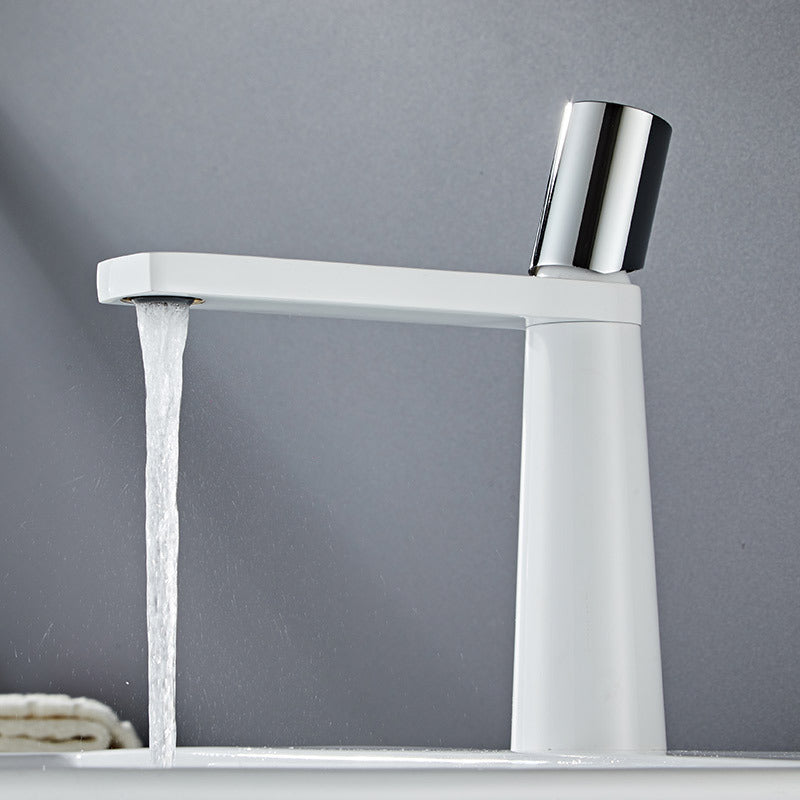 Robinets pour lavabo et salle de bain pour se laver les mains et le visage