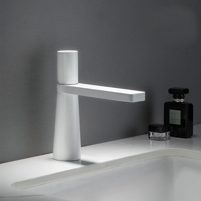 Robinets pour lavabo et salle de bain pour se laver les mains et le visage